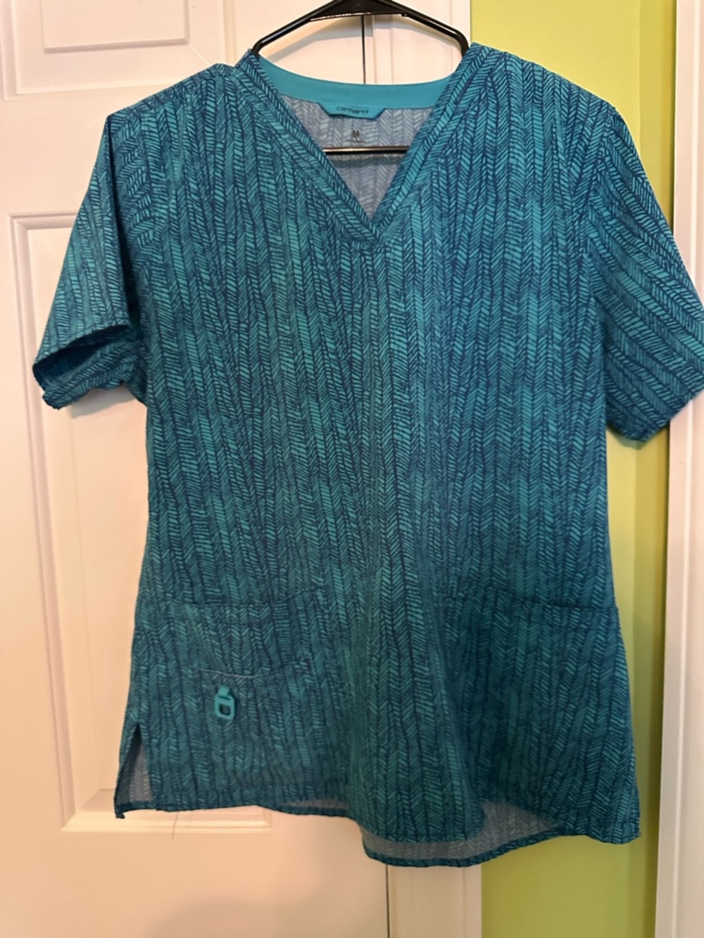 Carhartt Patterned Blue Women’s Scrub Top Size Medium